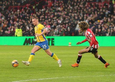 Mansfield Town 'dan Louis Reed, 11 Ocak 2026' da İngiltere 'nin Bramall Lane kentinde oynanan Sheffield United ve Mansfield Town arasındaki üçüncü tur karşılaşmasında pas verdi.