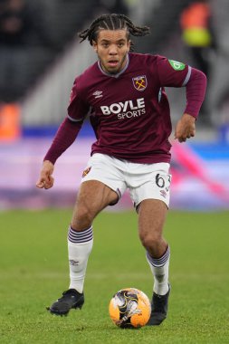 West Ham United takımından Ezra Mayers, 11 Ocak 2026 'da Londra, İngiltere' deki Londra Stadyumu 'nda oynanan, West Ham United, Queens Park Rangers maçında üçüncü tur karşılaşmasında topa vuruyor.