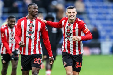 Sunderland 'dan Nordi Mukiele ve Sunderland' dan GranitXhaka, 10 Ocak 2026 tarihinde Liverpool, İngiltere 'deki Hill Dickinson Stadyumu' nda oynanan Emirates FA Cup Üçüncü Raundu karşılaşmasında Sunderland taraftarlarıyla birlikte kutladılar.