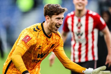 Sunderland kalecisi Robin Roefs, Liverpool 'daki Hill Dickinson Stadyumu' ndaki Everton-Sunderland üçüncü tur karşılaşmasında üst üste üç penaltı atışında penaltı kurtarışı yapan gezgin taraftarlarla birlikte kutluyor.