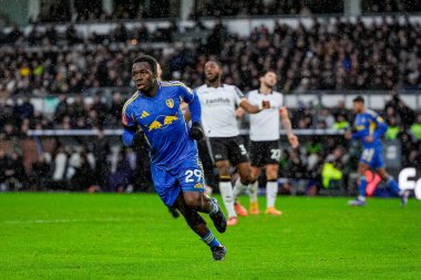 Leeds United takımından Wilfried Gnonto, Birleşik Krallık 'ın Pride Park Stadyumu' nda oynanan Derby County - Leeds United maçında 1-1 'lik galibiyet golünü kutluyor.
