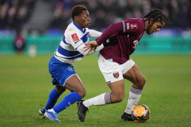 West Ham United 'tan Ezra Mayers ve Queens Park Rangers' dan Karamoko Dembl, 11 Ocak 2026 'da Londra' daki Londra Stadyumu 'nda oynanan ve Queens Park Rangers' a karşı oynanan üçüncü tur müsabakalarında mücadele ettiler.