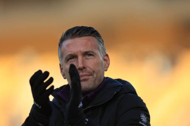 Wolverhampton Wanderers 'ın teknik direktörü Rob Edwards, 10 Ocak 2026' da İngiltere 'nin başkenti Wolverhampton' da oynanan üçüncü tur müsabakasından sonra taraftarları alkışlıyor.
