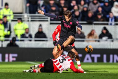 Everton 'dan Tyler Dibling, Birleşik Krallık' ın Liverpool şehrindeki Hill Dickinson Stadyumu 'nda oynanan üçüncü tur müsabakasında Sunderland' lı Dennis Cirkin tarafından yenildi.