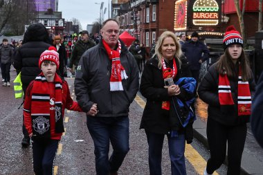 Manchester United taraftarları, 11 Ocak 2026 'da Old Trafford, Manchester, İngiltere' de oynanan ve Manchester United ile Brighton ve Hove Albion arasında oynanan üçüncü tur karşılaşmasında Old Trafford 'a doğru yola çıktı.