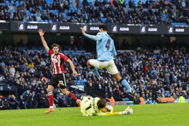 Exeter City kalecisi Joe Whitworth 10 Ocak 2026 tarihinde Etihad, İngiltere 'deki Etihad Stadyumu' nda oynanan Emirates FA Cup üçüncü tur karşılaşmasında Manchester City - Exeter City maçında Manchester City 'den Tijjani Reijnders' dan topu kazanmak için daldı.