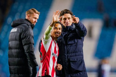 Brentford 'dan Keith Andrews ve Brentford' dan Romelle Donovan 'ın teknik direktörü kalabalıktan birini işaret ediyor ve Birleşik Krallık' ın başkenti Sheffield 'da oynanan üçüncü tur Emirates FA Kupası karşılaşmasında taraftarları alkışlıyor.