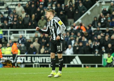 Newcastle United takımından Harvey Barnes, 10 Ocak 2026 'da İngiltere' nin Newcastle kentinde oynanan ve Newcastle United 'ın Bournemouth' a karşı oynadığı üçüncü tur karşılaşmasında aldığı penaltıyı kutluyor.