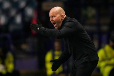 Sheffield Wednesday 'in Henrik Pedersen teknik direktörü, 10 Ocak 2026' da Sheffield, Sheffield, İngiltere 'de oynanan Çarşamba günü oynanan Emirates FA Cup üçüncü tur karşılaşmasında takım talimatlarını veriyor.