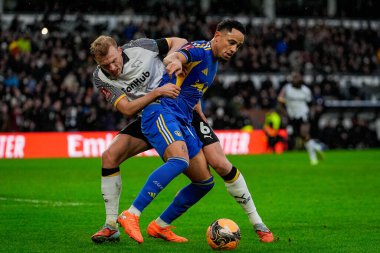 Leeds United takımından Noah Okafor, 11 Ocak 2026 tarihinde İngiltere 'nin Pride Park Stadyumu' ndaki Derby County - Leeds United maçında Derby County ile oynanan üçüncü tur karşılaşmasında Derby County 'li Sondre Langas ile top mücadelesi verdi.
