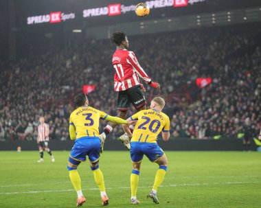 Sheffield United takımından Andre Brooks, 11 Ocak 2026 'da İngiltere' nin Sheffield Lane kentinde oynanan üçüncü tur müsabaka Sheffield United - Mansfield Town karşılaşmasında yüksek topu kazanmak için sıçradı.