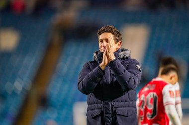 Brentford teknik direktörü Keith Andrews, 10 Ocak 2026 'da İngiltere' nin Sheffield kentinde oynanan ve Sheffield Wednesday 'in Brentford' a karşı oynadığı üçüncü tur müsabakasının son düdüğü sonrasında taraftarları alkışlıyor.