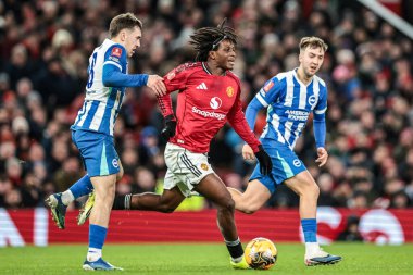 Manchester Untie takımından Patrick Dorgu, 11 Ocak 2026 tarihinde Old Trafford, Manchester, İngiltere 'de oynanan ve Manchester United ile Brighton ve Hove Albion' a karşı oynanan üçüncü tur karşılaşmasında topa vuruyor.