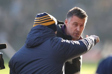 Wolverhampton Wanderers 'ın teknik direktörü Rob Edwards ve Shrewsbury Town' ın teknik direktörü Michael Appleton, 10 Ocak 2026 tarihinde Molineux, Wolverhampton, Birleşik Krallık 'ta oynanan üçüncü tur karşılaşmasında FA Cup' ta Wolverhampton Wanderers 'a karşı oynadılar.