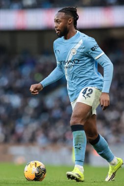 Manchester City 'den Antoine Semenyo, 10 Ocak 2026 tarihinde İngiltere' nin Etihad Stadyumu 'nda oynanan ve Manchester City' nin Exeter City 'ye karşı oynadığı üçüncü tur karşılaşmasında top ile birlikte.
