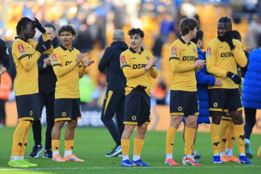Wolverhampton Wanderers oyuncuları, 10 Ocak 2026 tarihinde İngiltere 'nin Molineux kentinde oynanan Emirates FA Cup Third Round maçından sonra taraftarları alkışlıyor.