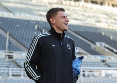 Newcastle United takımından Harvey Barnes, Birleşik Krallık 'ın Newcastle Park, Newcastle, 10 Ocak 2026 tarihinde oynanan Üçüncü tur karşılaşması Newcastle United ve Bournemouth' un önünde geldi.
