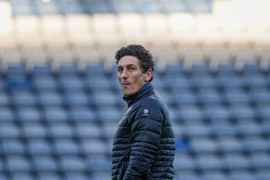 Brentford teknik direktörü Keith Andrews, 10 Ocak 2026 tarihinde İngiltere 'nin Sheffield kentinde oynanan ve Brentford' a karşı oynanan Emirates FA Cup Üçüncü Raund karşılaşmasında sahaya çıkmadan önce saha denetimini yapıyor.