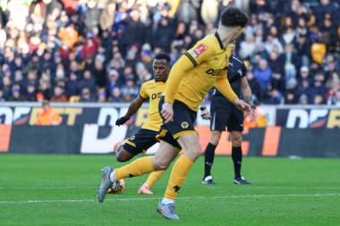 Wolverhampton Wanderers 'dan Jhon Arias golle şutunu atıyor ama Shrewsbury Town' dan Elyh Harrison tarafından kurtarıldı. 10 Ocak 'ta, Birleşik Krallık' ın Molineux kentinde oynanan üçüncü tur FA Cup karşılaşmasında Wolverhampton Wanderers - Shrewsbury Town maçında.