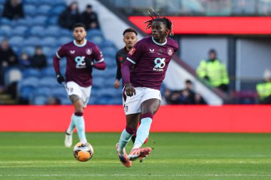 Burnley 'den Lesley Ugochukwu, 10 Ocak 202 tarihinde Burnley, Burnley, İngiltere' deki Turf Moor, Burnley 'de oynanan üçüncü tur Dünya Kupası üçüncü tur karşılaşmasında topu ileri atıyor.