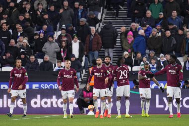West Ham oyuncuları, 11 Ocak 2026 'da Londra' daki Londra Stadyumu 'nda oynanan Batı Ham United-Queens Park Rangers karşılaşmasında 1-0 öne geçtiler.