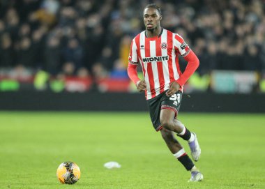Sheffield United takımından Femi Seriki, 11 Ocak 'ta Sheffield, İngiltere' deki Bramall Lane 'de oynanan üçüncü tur müsabaka Sheffield United - Mansfield Town karşılaşmasında topu bırakıyor.