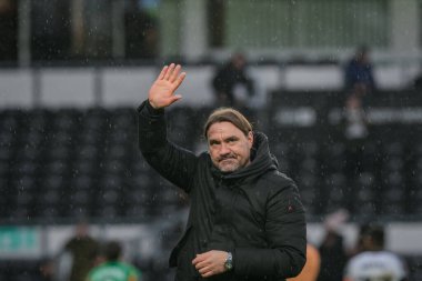 Leeds United teknik direktörü Daniel Farke, 11 Ocak 2026 'da İngiltere' nin başkenti Derby Park Stadyumu 'nda oynanan Derby County - Leeds United üçüncü tur karşılaşmasında oynanan son ıslık çaldıktan sonra taraftarları alkışlıyor.