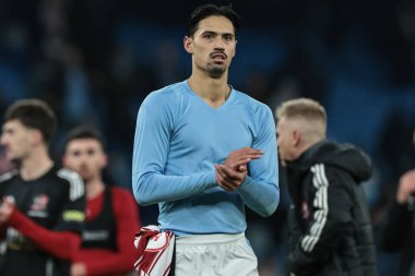 Manchester City 'den Tijjani Reijnders, 10 Ocak 2026 tarihinde Etihad Stadyumu' nda oynanan ve Manchester City 'nin Exeter City' ye karşı oynadığı üçüncü tur müsabakasının son düdüğü sonrasında taraftarları alkışlıyor.