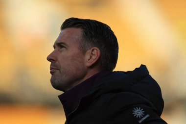 Wolverhampton Wanderers 'ın teknik direktörü Rob Edwards, 10 Ocak 202' de İngiltere 'nin Wolverhampton kentinde oynanan Emirates FA Cup üçüncü tur karşılaşmasından sonra taraftarları alkışlıyor.