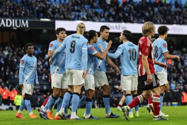 Manchester City 'den Nathan Ake, 10 Ocak 2026 tarihinde Etihad Stadyumu' nda oynanan ve Manchester City 'nin Exeter City' ye karşı oynadığı üçüncü turda 3-0 kazanma golünü kutluyor.