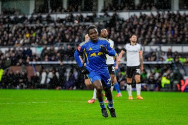 Leeds United takımından Wilfried Gnonto, 11 Ocak 2026 tarihinde İngiltere 'nin Pride Park Stadyumu' nda oynanan Derby County - Leeds United maçında 1-1 'lik galibiyet golünü kutluyor.