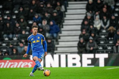 Leeds United takımından Ethan Ampadu, 11 Ocak 2026 'da İngiltere' nin Pride Park Stadyumu 'nda oynanan Derby County - Leeds United maçında üçüncü tur karşılaşmasında pas verdi.