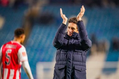 Brentford teknik direktörü Keith Andrews, 10 Ocak 'ta İngiltere' nin Sheffield kentinde oynanan ve Sheffield Wednesday 'in Brentford' a karşı oynadığı üçüncü tur müsabakasının son düdüğü sonrasında taraftarları alkışlıyor.