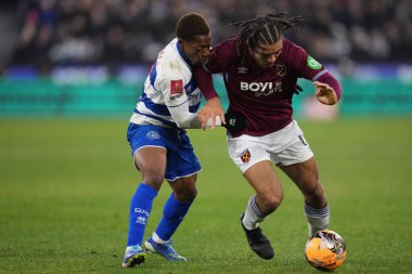 West Ham United 'dan Ezra Mayers ve Queens Park Rangers' dan Karamoko Dembl, 11 Ocak 2026 'da Londra Stadyumu, İngiltere' de oynanan ve Queens Park Rangers 'a karşı oynanan üçüncü tur müsabakalarında