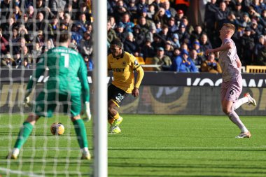 Wolverhampton Wanderers takımından Jackson Tchatchoua, 10 Ocak 2026 tarihinde İngiltere 'nin başkenti Wolverhampton' da oynanan üçüncü tur Dünya Kupası karşılaşmasında topu geçiyor.