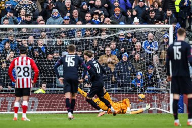 Everton 'dan James Garner, Birleşik Krallık' ın Liverpool kentindeki Hill Dickinson Stadyumu 'nda oynanan üçüncü tur müsabakasında 1-1 berabere kaldığı için penaltı aldı.