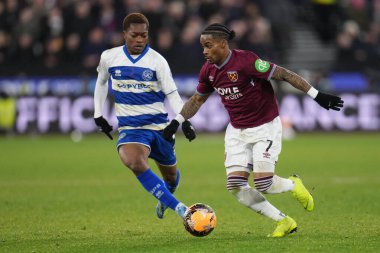 West Ham United takımından Crysencio Summerville, 11 Ocak 2026 tarihinde Londra, İngiltere 'deki Londra Stadyumu' nda oynanan ve Batı Ham United 'ın Queens Park Rangers' a karşı oynadığı üçüncü tur müsabakasında top baskısına maruz kaldı.