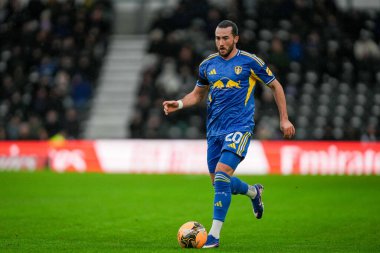 Leeds United takımından Jack Harrison, 11 Ocak 'ta İngiltere' nin başkenti Derby 'deki Pride Park Stadyumu' nda oynanan Derby County - Leeds United üçüncü tur karşılaşmasında topla birlikte koşuyor.