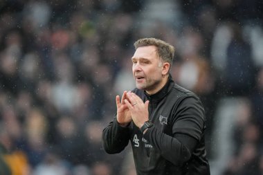Derby County teknik direktörü John Eustace, 11 Ocak 2026 tarihinde İngiltere 'nin Derby şehrinde oynanan Derby County - Leeds United maçında takımına talimat verdi.