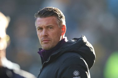 Wolverhampton Wanderers 'ın teknik direktörü Rob Edwards, Birleşik Krallık' ın Wolverhampton kentinde oynanan üçüncü tur müsabakasında Wolverhampton Wanderers 'a karşı Shrewsbury Town karşılaşmasını izledi.