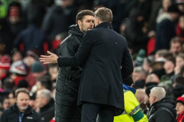 Darren Fletcher, Manchester United 'ın geçici baş antrenörü Brighton & Hove Albion' un teknik direktörü Fabian Hurzeler ile el sıkışıyor. Maçtan sonra, Manchester United - Brighton, Hove Albion - Old Trafford, Man