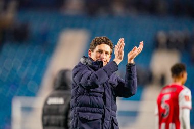 Brentford teknik direktörü Keith Andrews, 10 Ocak 2026 'da İngiltere' nin Sheffield kentinde oynanan ve Sheffield Wednesday 'in Brentford' a karşı oynadığı üçüncü tur müsabakasının son düdüğü sonrasında taraftarları alkışlıyor.
