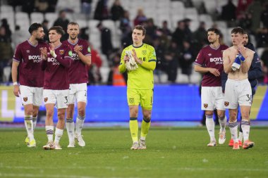 West Ham oyuncuları, 11 Ocak 2026 'da İngiltere' nin Londra Stadyumu 'nda oynanan, Batı Ham United, Queens Park Rangers maçında, tam zamanlı olarak üçüncü turda.