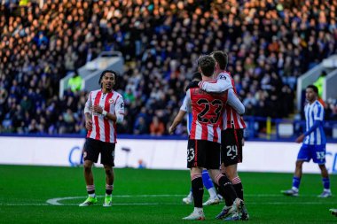Brentford 'dan Keane Lewis-Potter, Birleşik Krallık' ın başkenti Sheffield 'da Çarşamba günü oynanan Emirates FA Cup Üçüncü Raundu' nda Brentford 'a karşı oynanan karşılaşmada Brentford' lu Mikkel Damsgaard ile 0-1 'lik galibiyetini kutluyor.