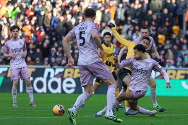 Shrewsbury Town 'dan Luca Hoole, 10 Ocak 2026 tarihinde Birleşik Krallık' ın Molineux kentinde oynanan Emirlikler Kupası üçüncü tur karşılaşmasında topu geçiyor.