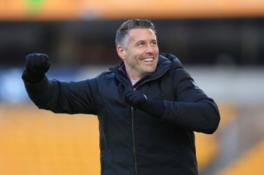Wolverhampton Wanderers 'ın teknik direktörü Rob Edwards, 10 Ocak 2026' da İngiltere 'nin başkenti Wolverhampton' da oynanan üçüncü tur müsabakasından sonra taraftarları alkışlıyor.