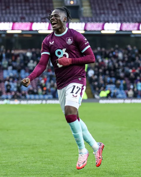 Burnley 'den Loum Tchaouna, 10 Ocak 2026' da Birleşik Krallık 'ın Burnley kentindeki Turf Moor' da oynanan üçüncü tur Emirlikler Kupası karşılaşmasında 2-0 'lık galibiyeti kutluyor.
