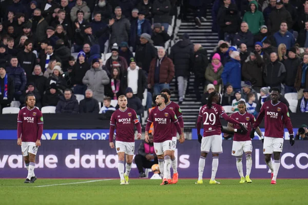 West Ham oyuncuları, 11 Ocak 2026 'da Londra' daki Londra Stadyumu 'nda oynanan Batı Ham United-Queens Park Rangers karşılaşmasında 1-0 öne geçtiler.