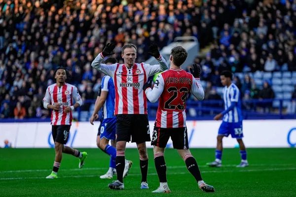 Brentford 'dan Keane Lewis-Potter, Birleşik Krallık' ın başkenti Sheffield 'da Çarşamba günü oynanan Emirates FA Cup Üçüncü Raundu' nda Brentford 'a karşı oynanan karşılaşmada Brentford' lu Mikkel Damsgaard ile 1-0 kazanma hedefini kutluyor.