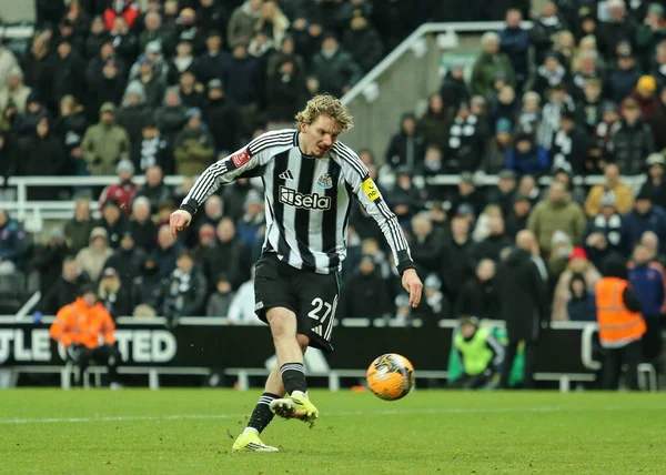 Newcastle United takımından Nick Woltemade, 10 Ocak 2026 tarihinde İngiltere 'nin Newcastle kentinde oynanan Üçüncü tur karşılaşmasında penaltı aldı.